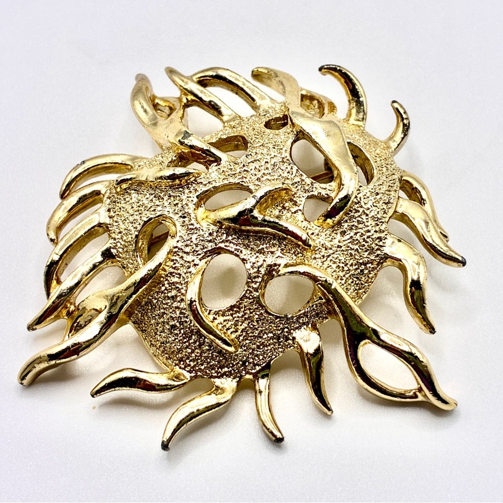 Vintage SIGNED Sarah Coventry 1970’s Sea Urchin Gold Tone Brooch 2” Diameter